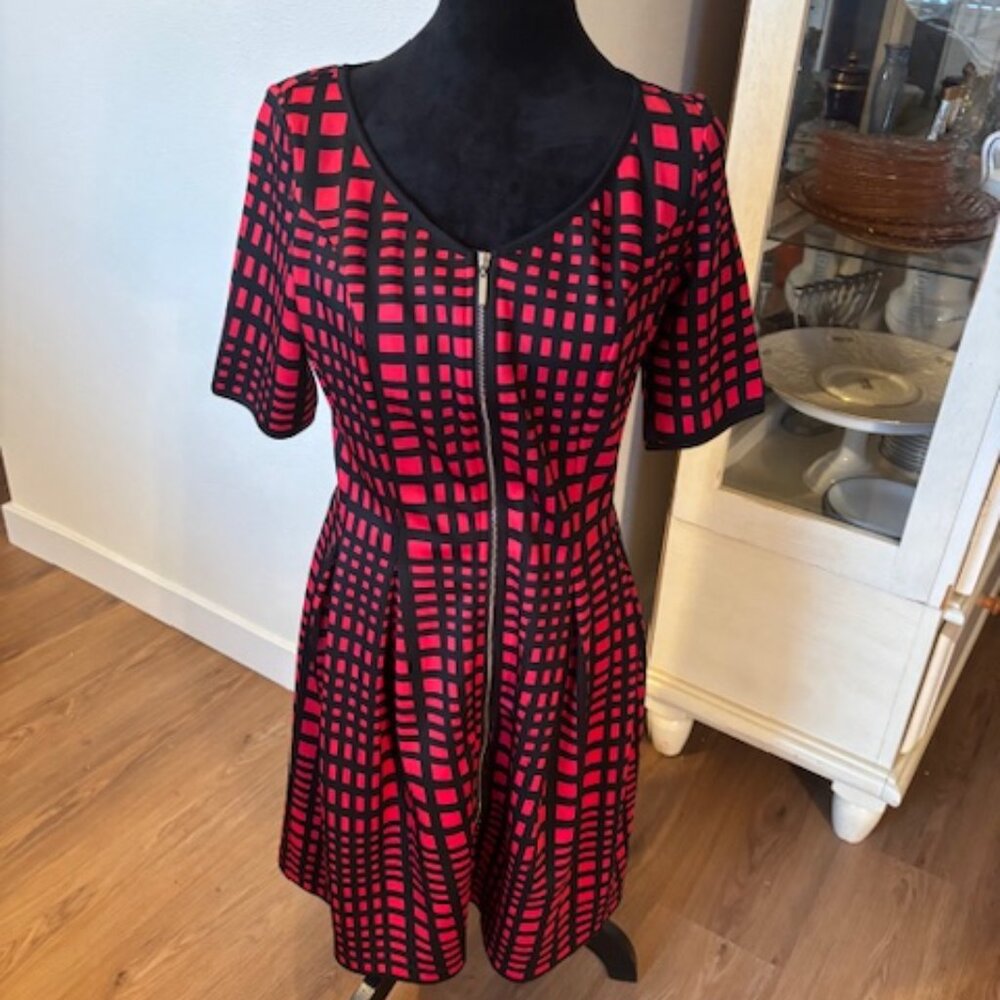 RM LL Red Black Geometric Print Short Sleeve Front Zip Dress EUC 6